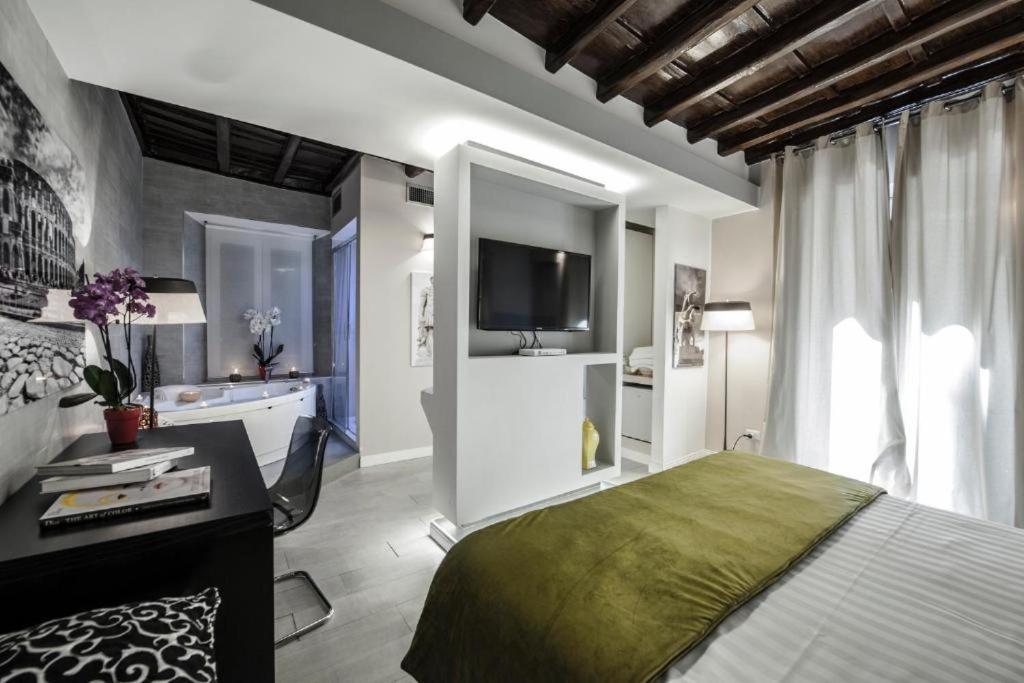 Habitación con cama extragrande y bañera de hidromasaje